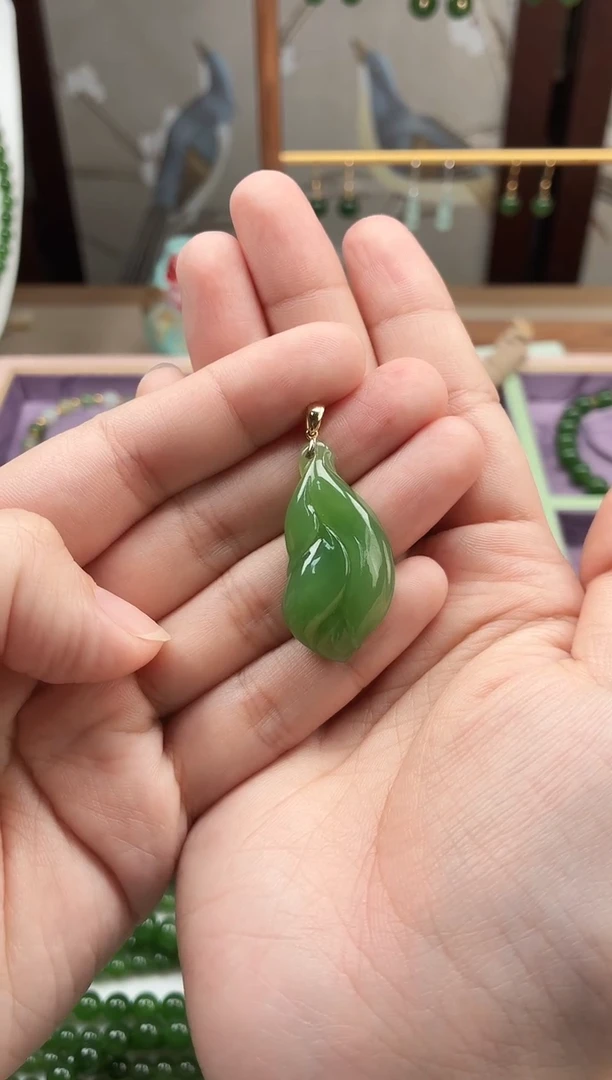 吊坠(不含链)18K金镶嵌和田玉（碧玉）兰花吊坠