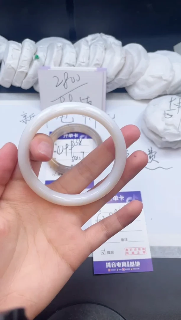 【闪购商品】石英质玉手镯未镶嵌139/57.4