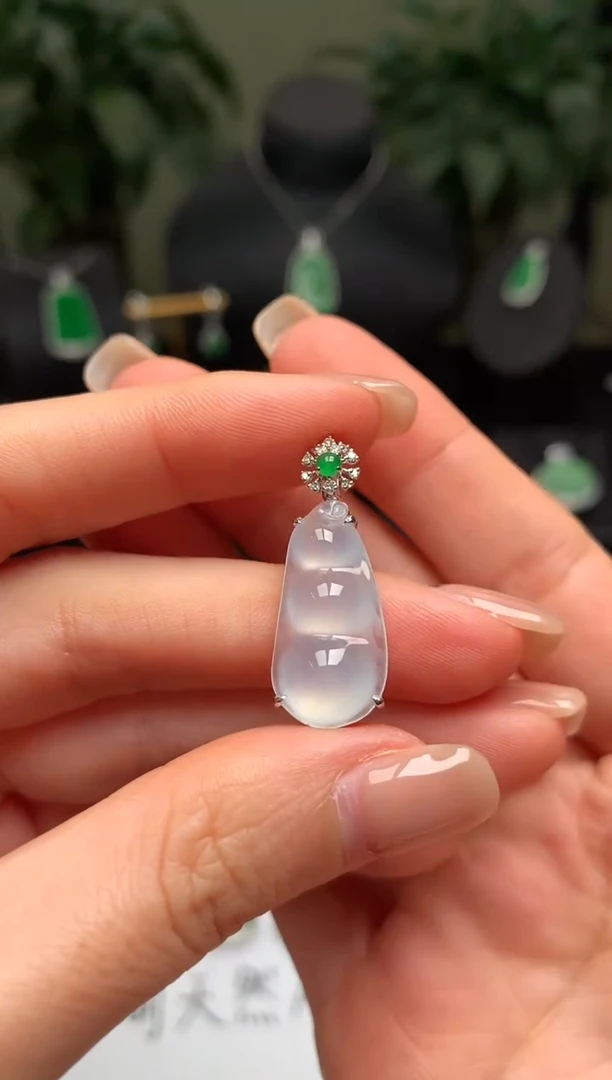 颈饰18K金镶嵌翡翠福豆