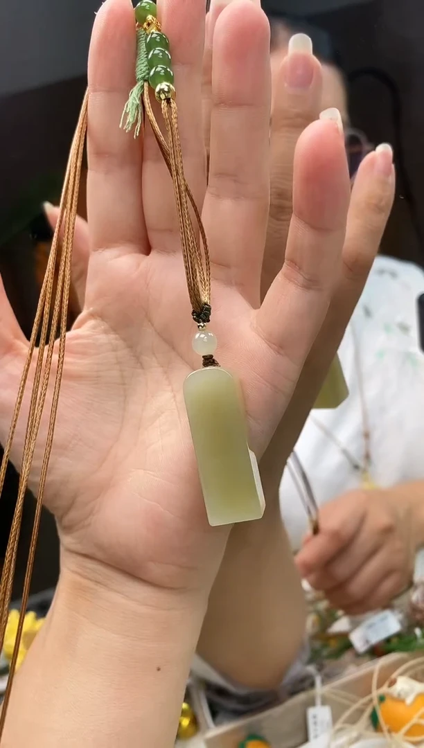 颈饰未镶嵌和田玉36+蜂蜜水印章吊坠