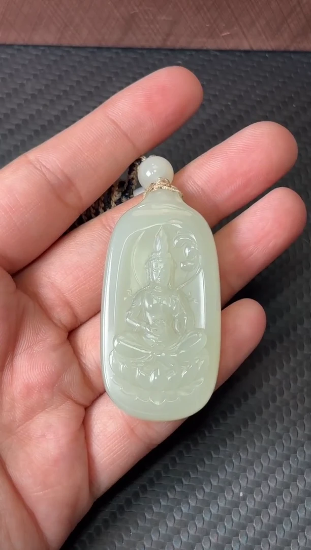 吊坠(赠链)未镶嵌和田玉且末微色差迪克兰一细吊坠