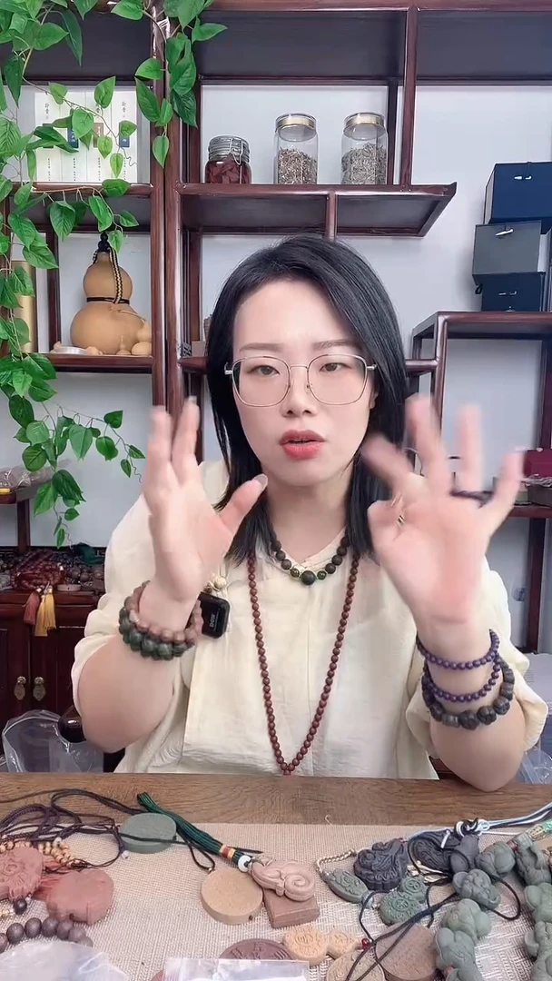 泥塑红麝香方的大黑天手串