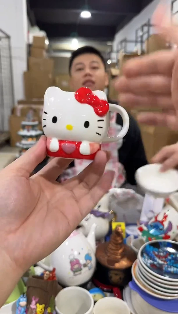 瓷片kt猫抱爱心一口杯