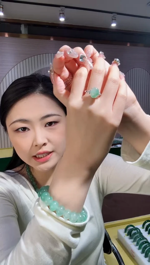 【闪购商品】石英质玉手镯未镶嵌1