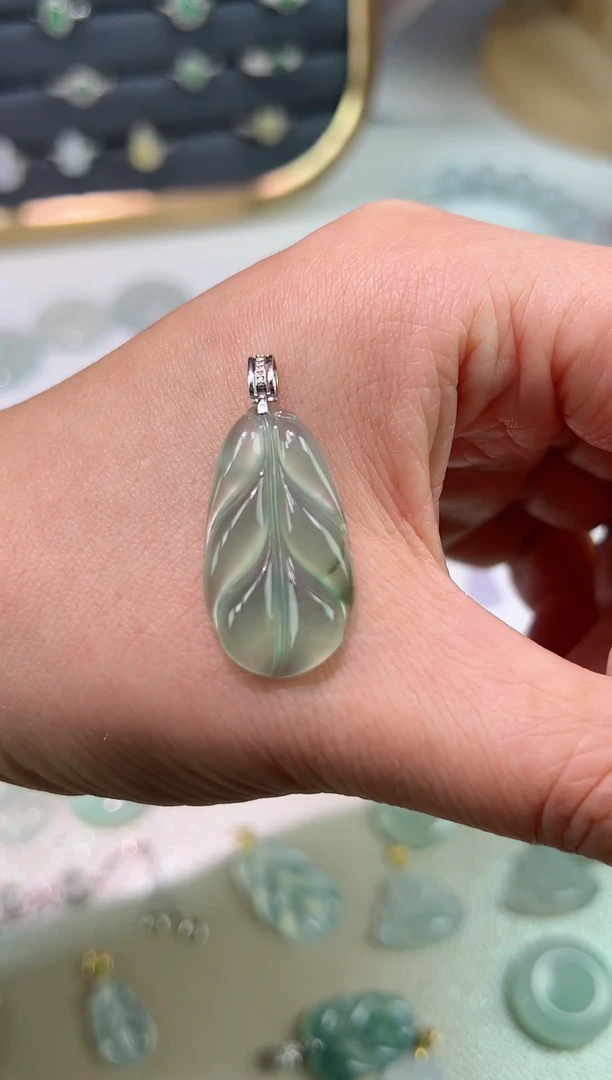【闪购商品】翡翠颈饰18K金镶嵌叶子