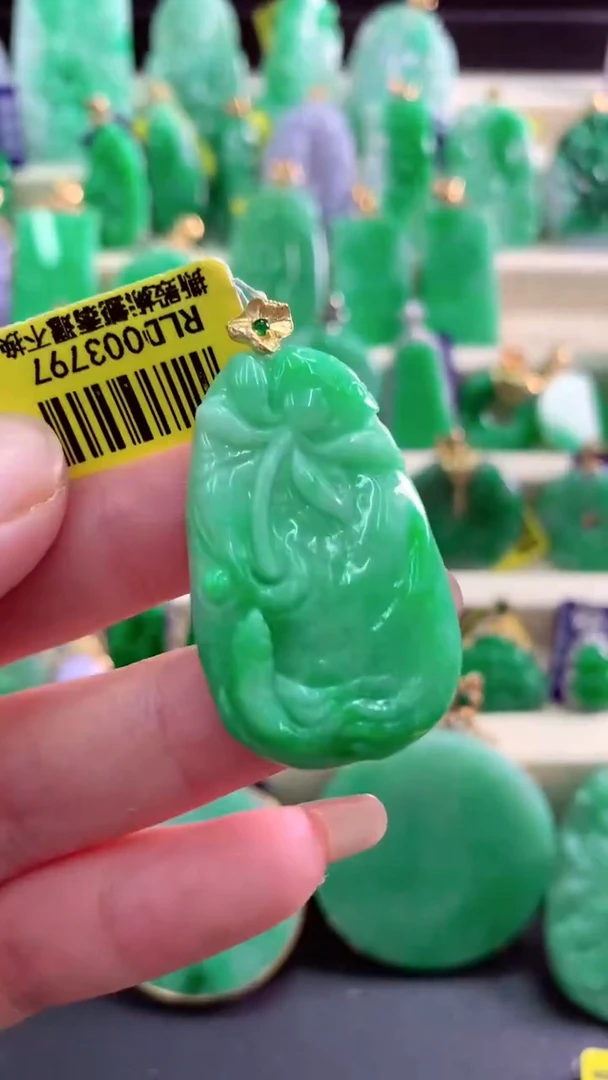 颈饰18K金镶嵌翡翠挂件