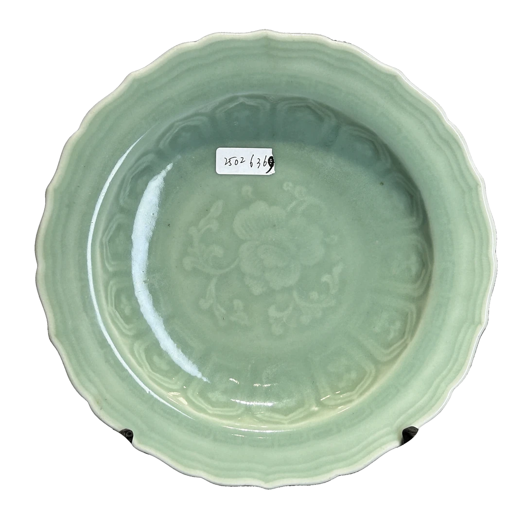 25026369x青釉暗刻牡丹盘