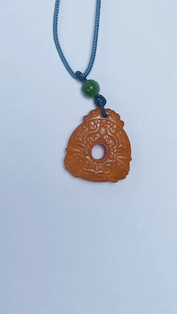 未镶嵌颈饰琥珀老蜡雕刻吊坠