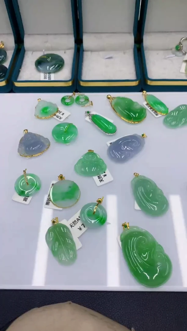 颈饰18K金镶嵌翡翠翡翠