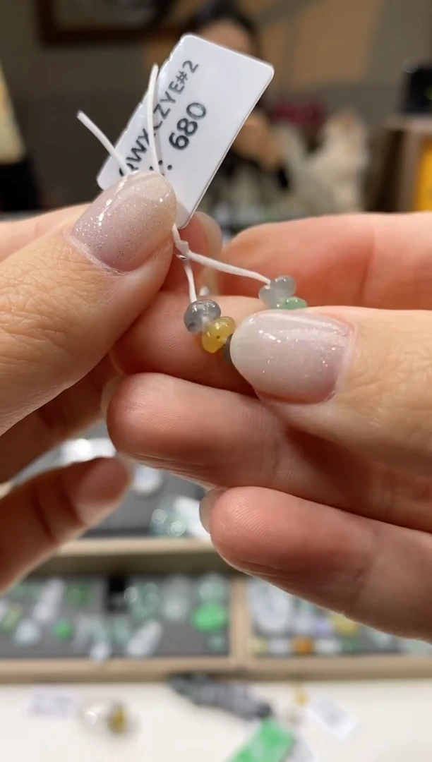 颈饰未镶嵌翡翠珠子