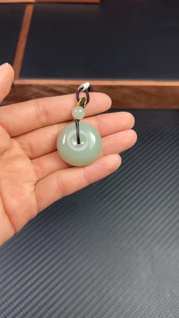 【闪购商品】和田玉吊坠(赠链)未镶嵌且末微色差近矿