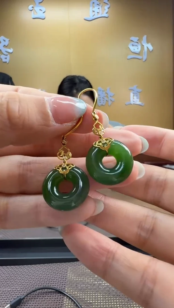 颈饰18K金镶嵌和田玉耳饰一对