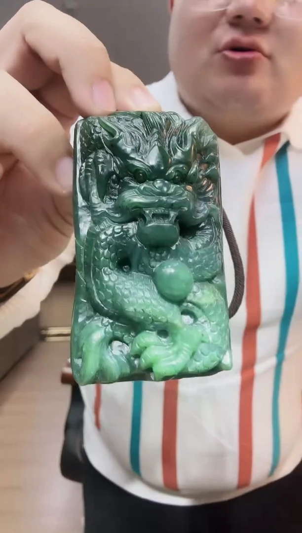 未镶嵌透闪石质玉挂件1