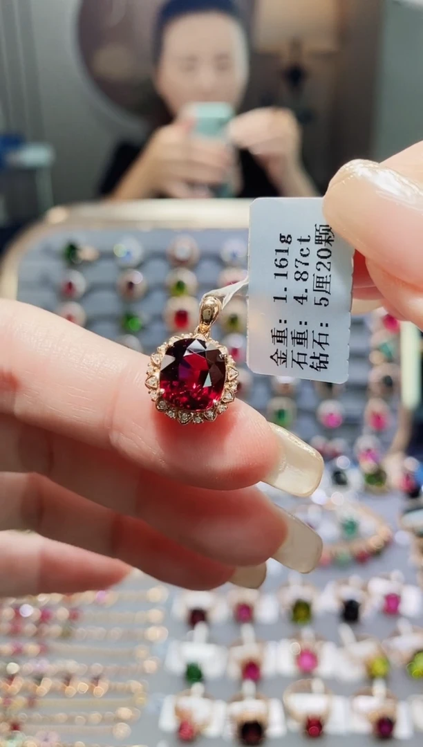 18K金镶嵌颈饰石榴石4.87.