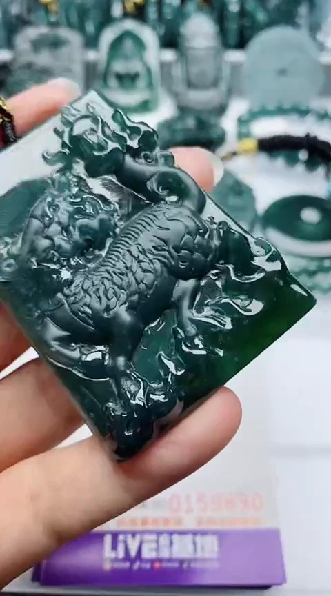 翡翠未镶嵌颈饰