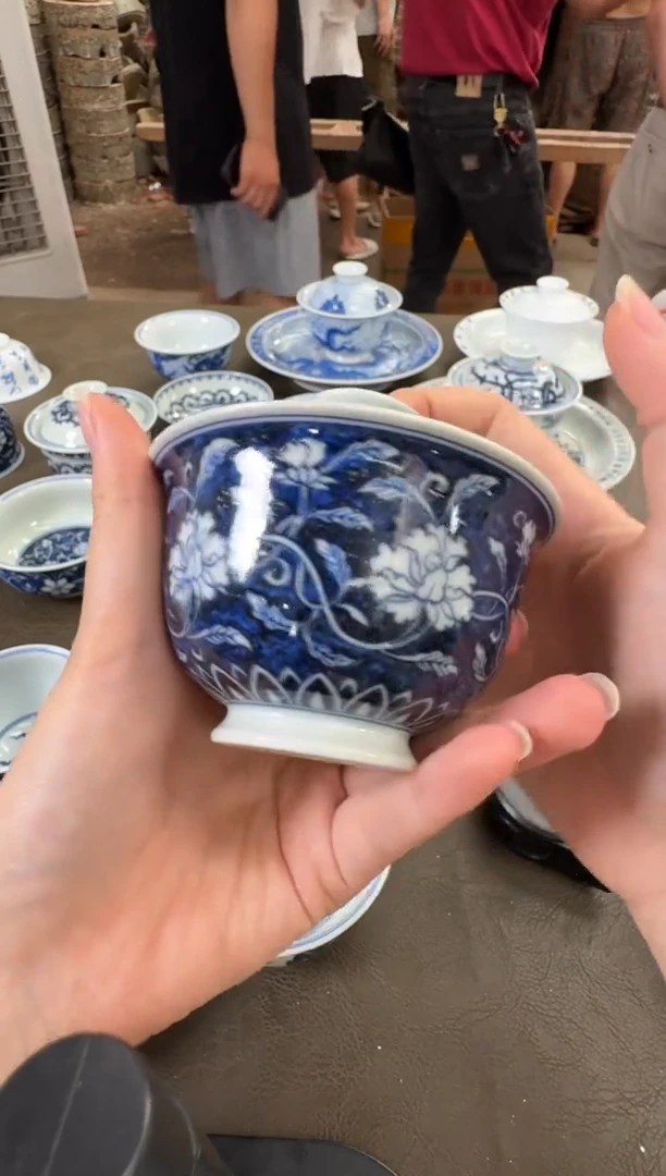 杯子三方器合蓝底牡丹盖碗