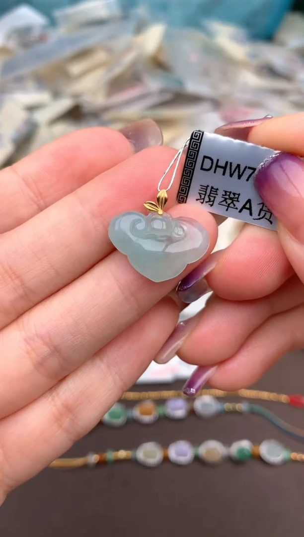 18K金镶嵌挂件翡翠一