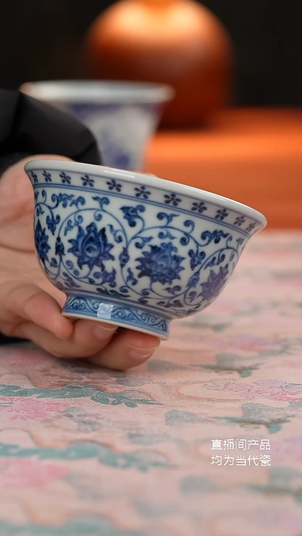 仿古青花缠枝莲压手杯