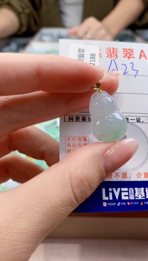 翡翠18K金镶嵌颈饰天然缅甸a货翡翠