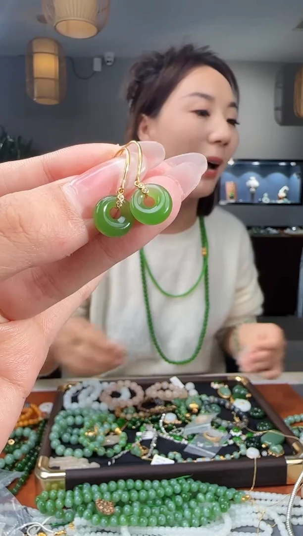 18K金镶嵌戒指和田玉1