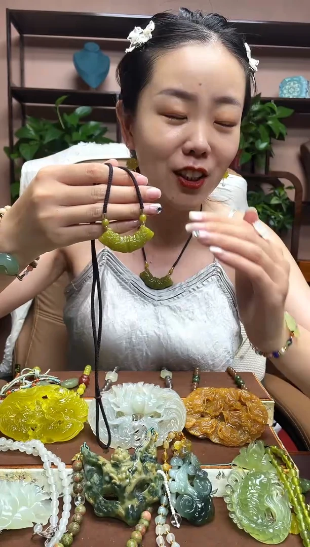 岫玉未镶嵌吊坠多样性发货发其中之一