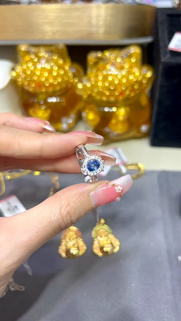 18K金镶嵌蓝宝石戒指手捧花 约1ct