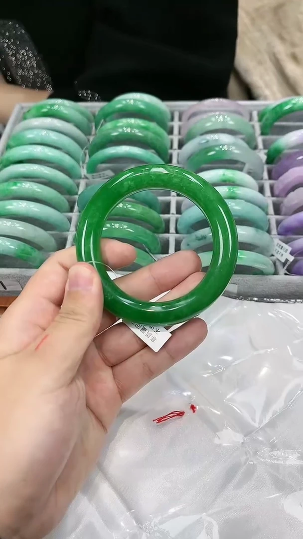 【闪购商品】砖雕s124 蜡阳绿手镯 圈口59