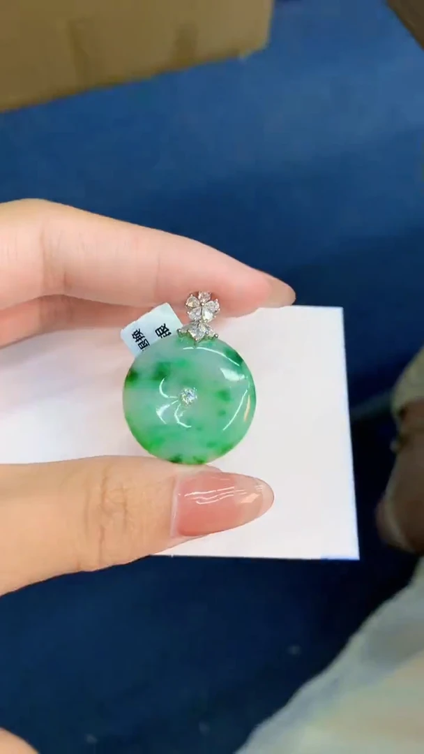 翡翠未镶嵌颈饰          1