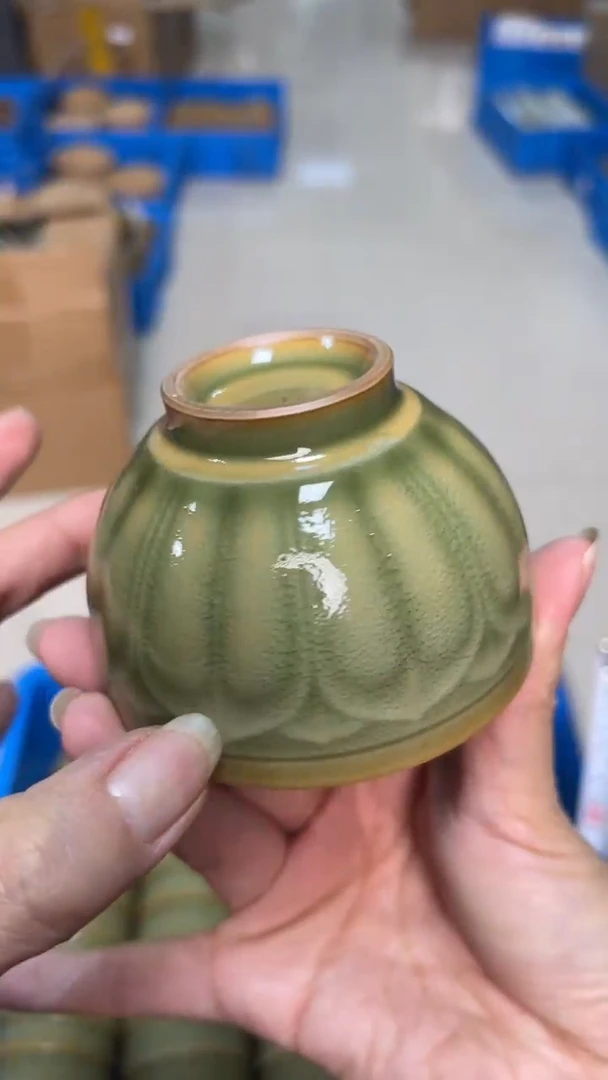 陶瓷橄榄绿莲瓣禅定杯 单只