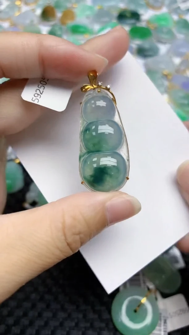 翡翠18K金镶嵌颈饰天然翡翠A货