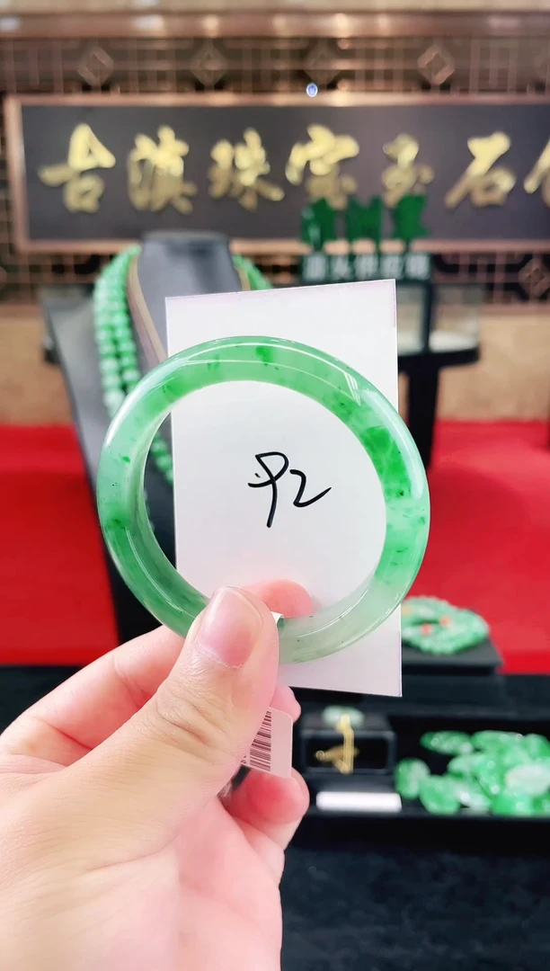 未镶嵌手镯石英质玉（非洲翠）微瑕一经发货运费不退介意勿拍