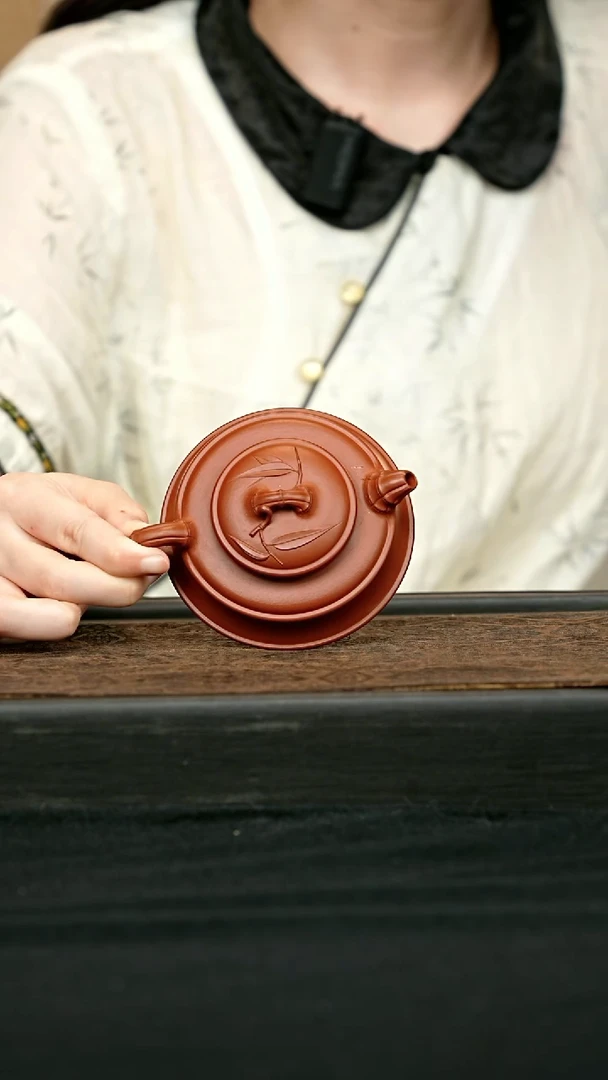 茶壶紫砂扁竹鼓壶 一物见春
