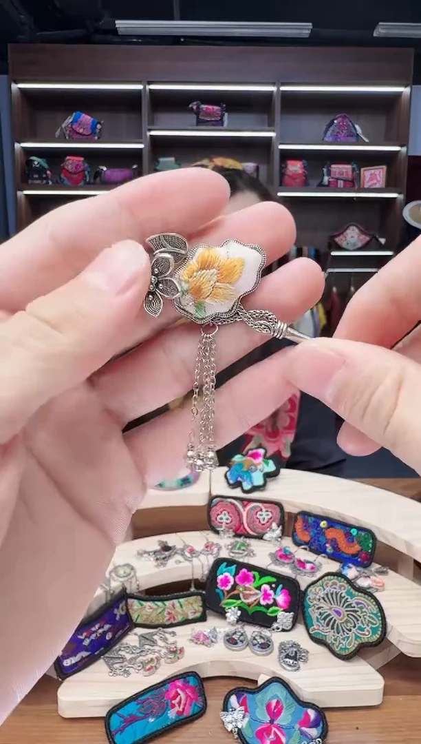 织绣106蒙阿苏苗绣传承店