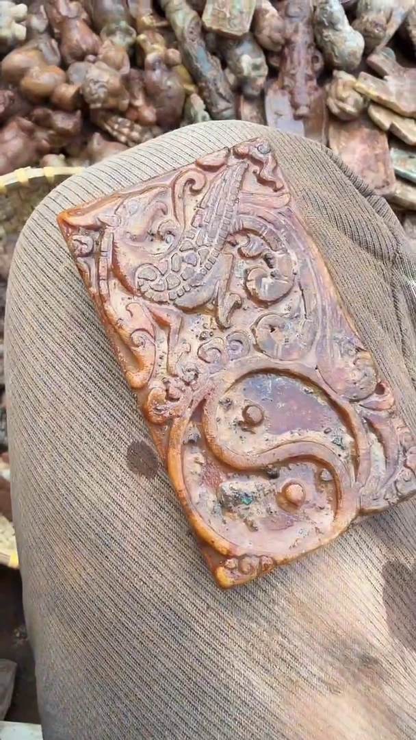 未镶嵌岫岩河磨玉（透闪石质玉）挂件人**景岫岩河磨玉