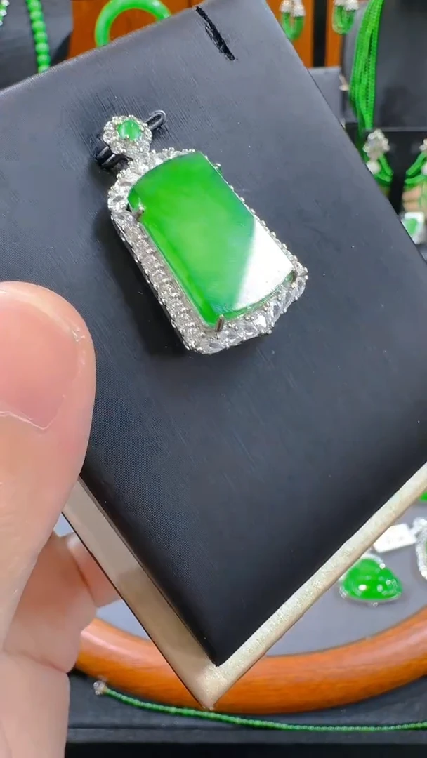 翡翠未镶嵌吊坠(赠链)天然A货翡翠