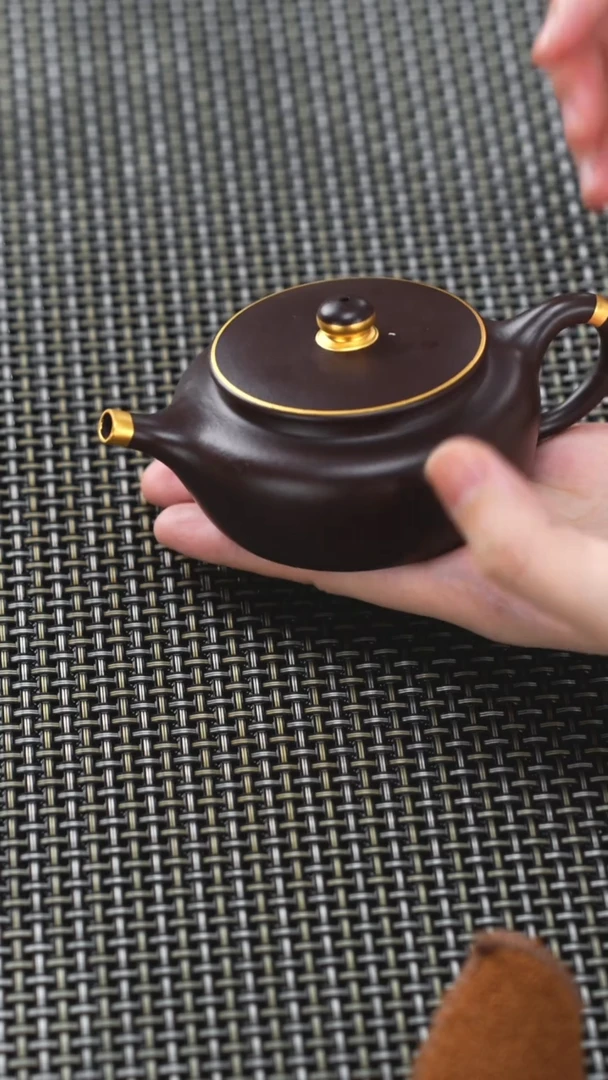 茶壶紫砂四号井茄皮紫泥描金扁晨150cc