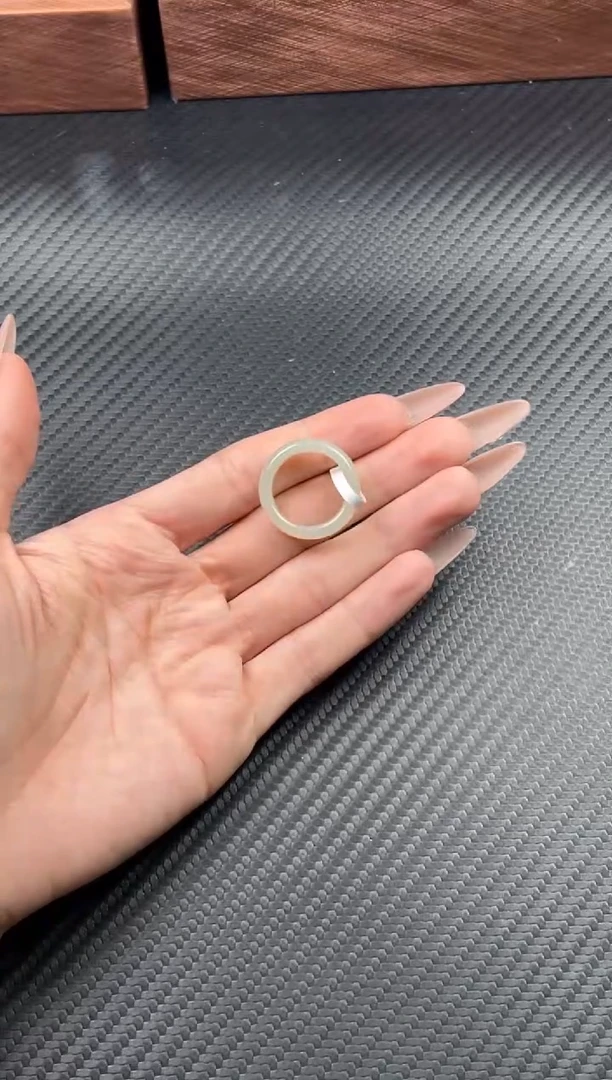 未镶嵌戒圈和田玉且末近矿微色差戒圈18J