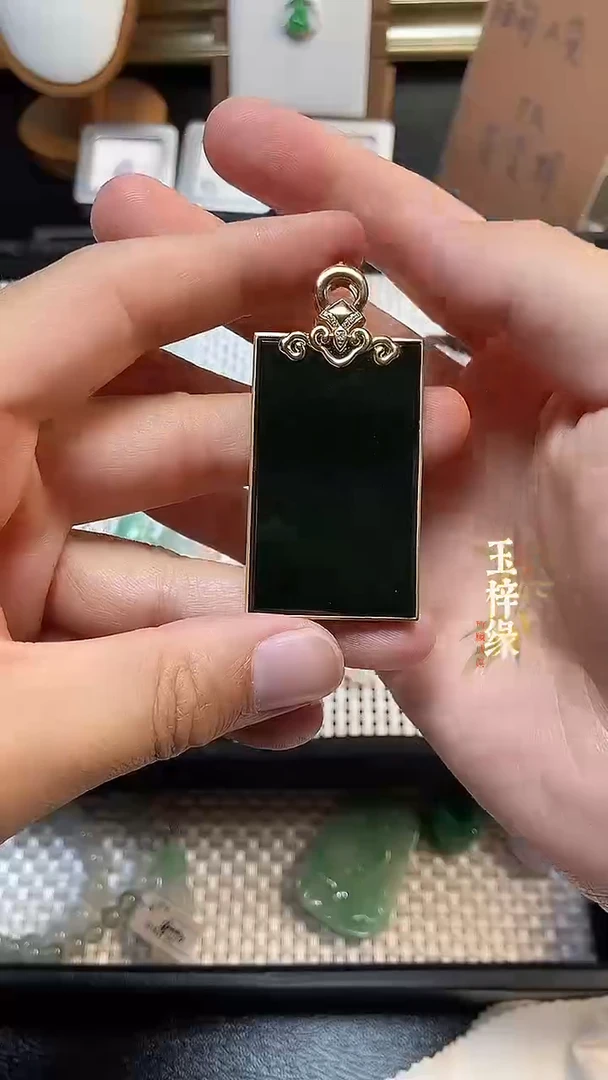 吊坠(不含链)18K金镶嵌翡翠高冰墨翠平安无事牌，高50宽31厚3.4