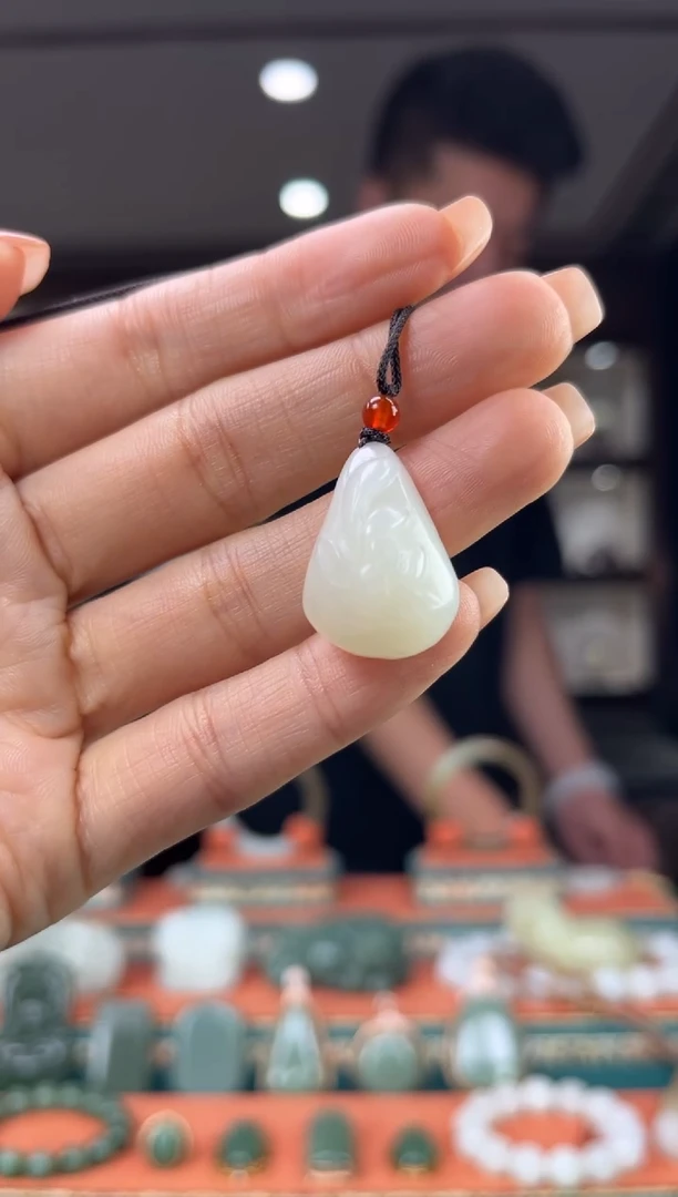 和田玉未镶嵌颈饰佩佩