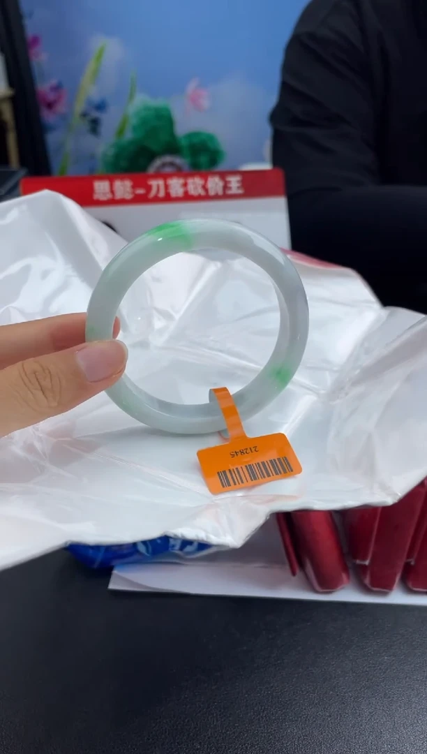 翡翠手镯未镶嵌13
