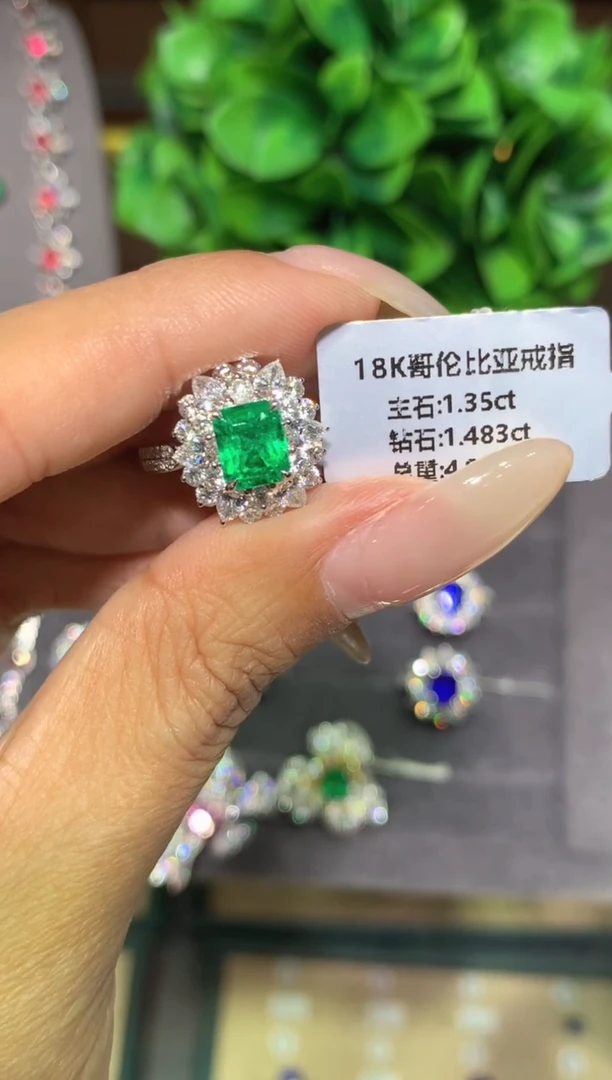 18K金镶嵌戒指祖母绿1.35CT