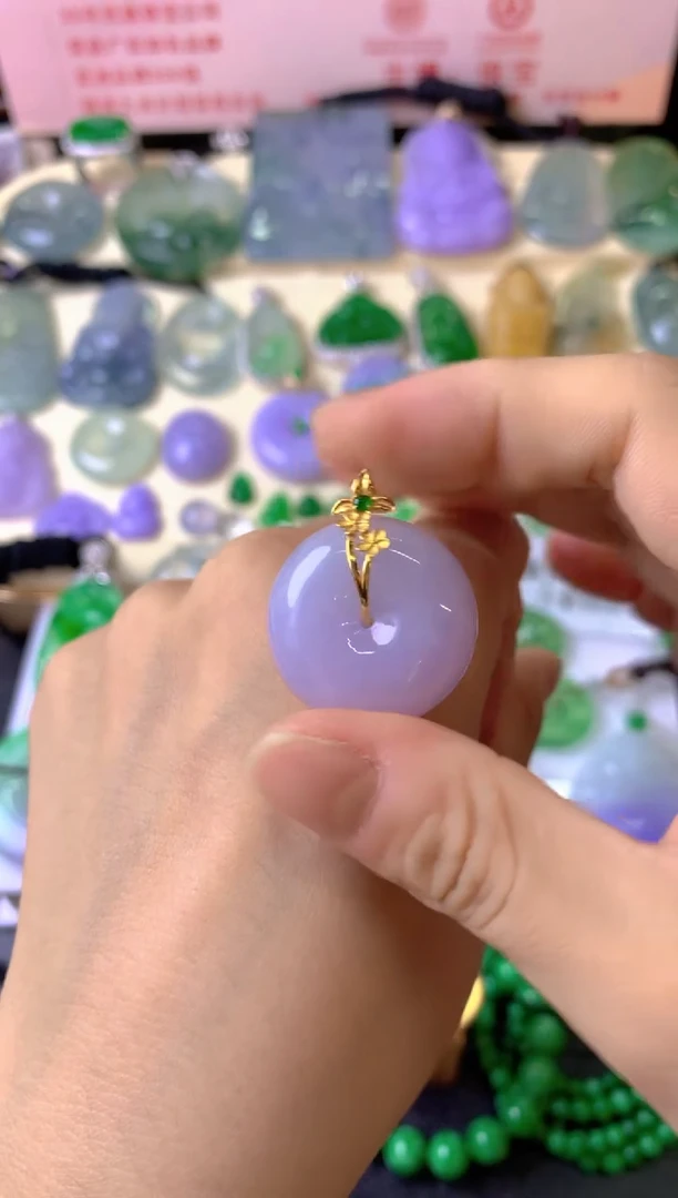 颈饰18K金镶嵌翡翠小*友吊坠