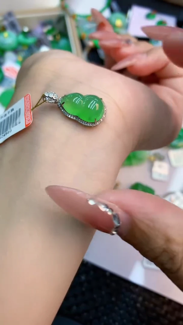 翡翠18K金镶嵌吊坠(不含链)1