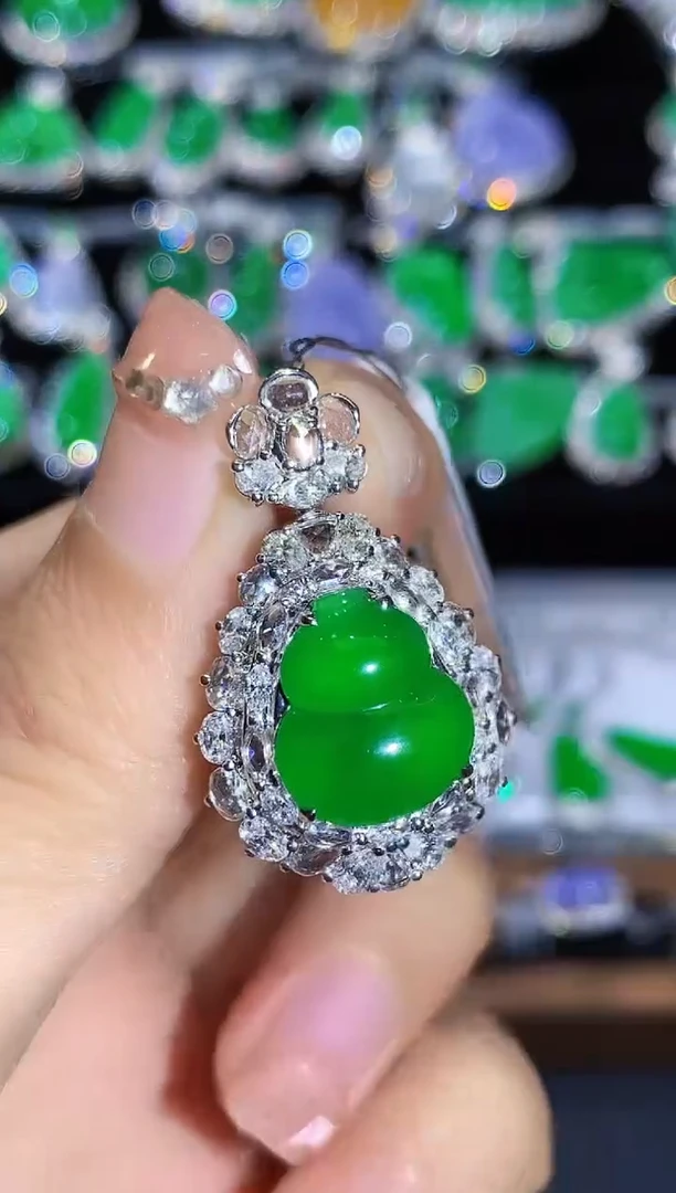 吊坠(不含链)18K金镶嵌翡翠多样性发其一