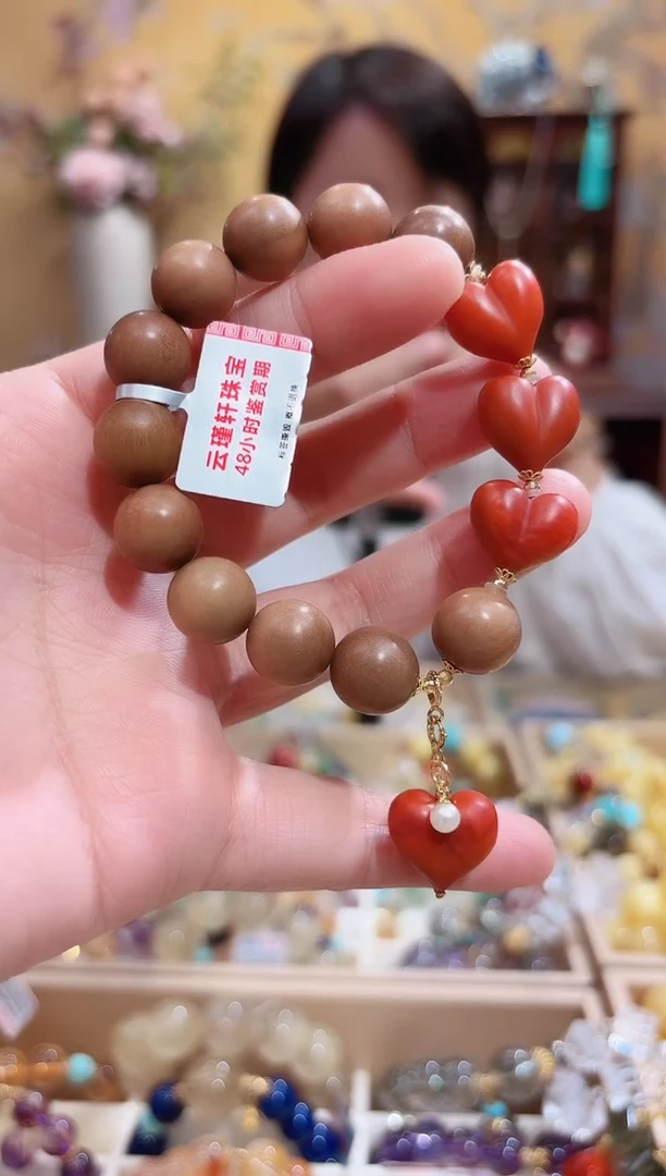 18K金镶嵌手链南红玛瑙牛血红设计款屁桃