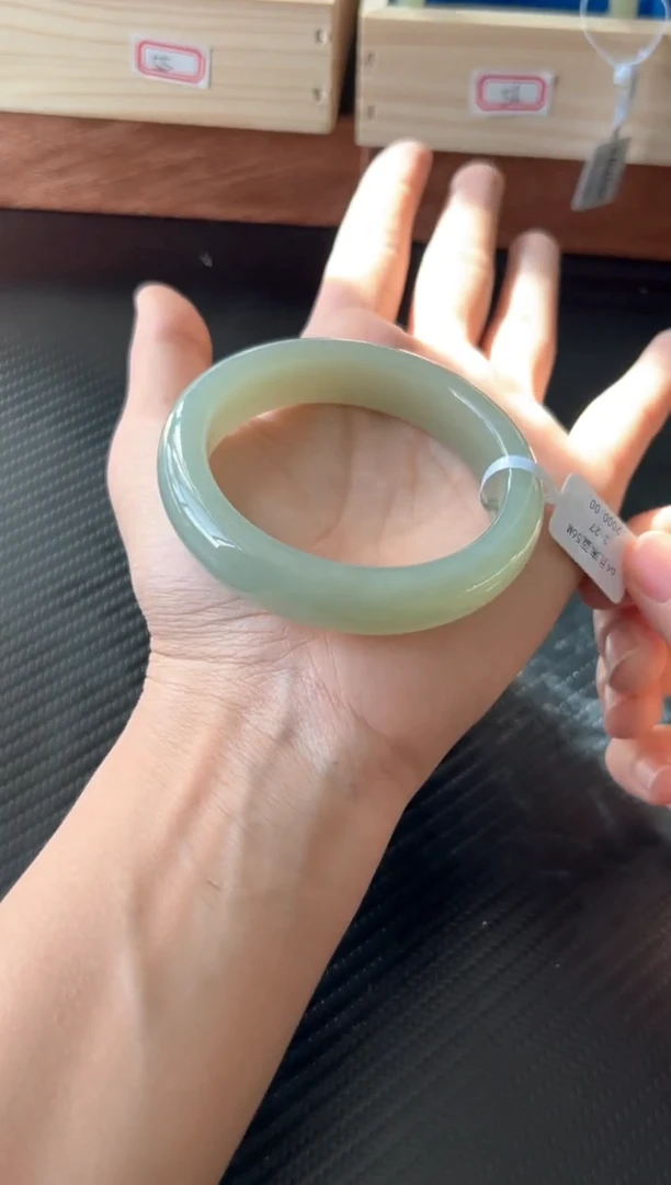 未镶嵌手镯和田玉若羌微色差 56M