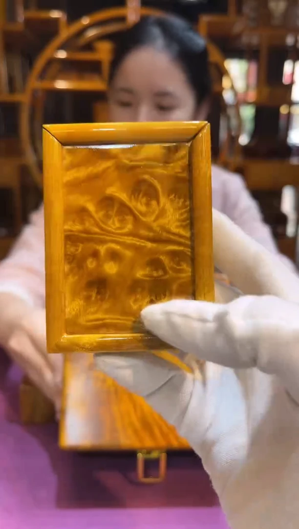 黄金色留疤戒指盒