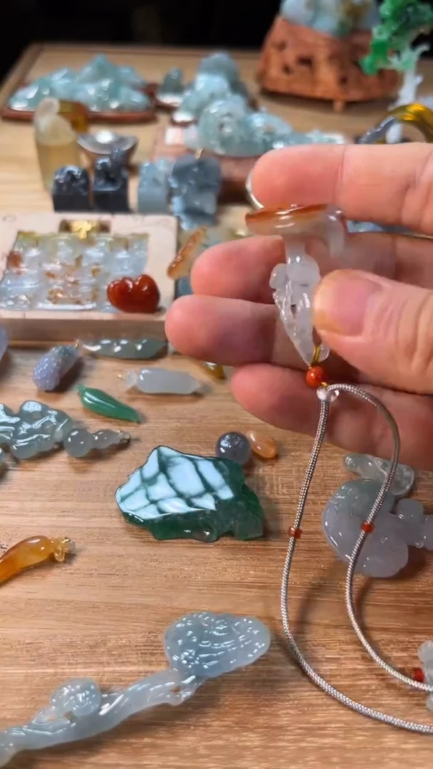 颈饰未镶嵌翡翠浮**茶翡翠灵芝