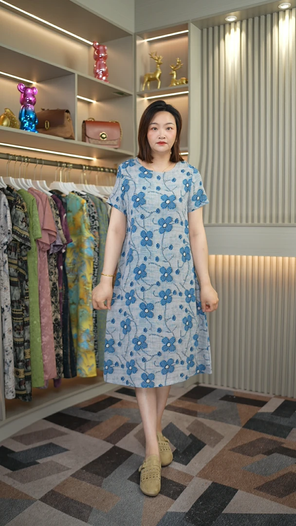 夏季新品幸运花蓝色亲肤透气遮肉显瘦时尚中长款女装连衣裙