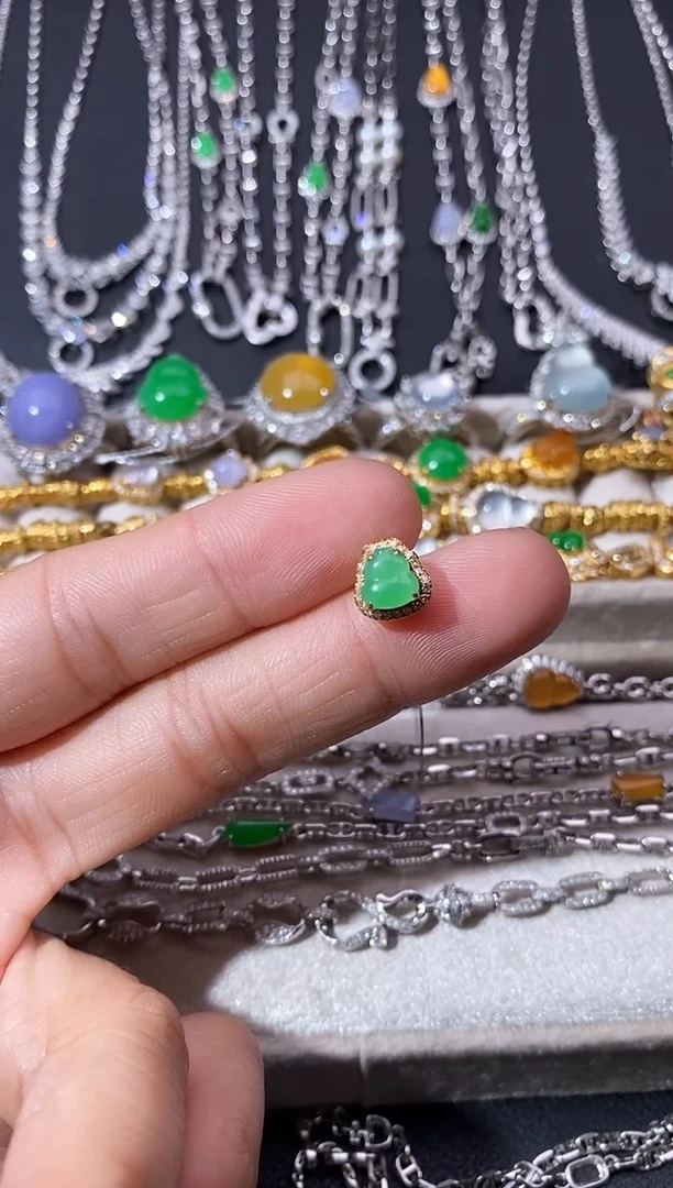 颈饰18K金镶嵌翡翠吊坠